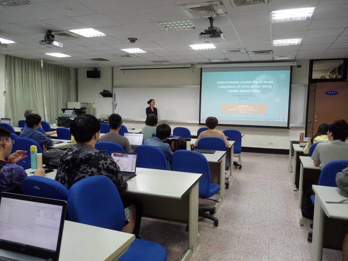 Tree-based Methods for Clustering Time Series Using Domain-Relevant Attributes 相簿圖片