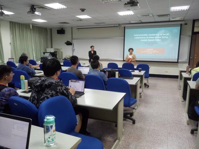Tree-based Methods for Clustering Time Series Using Domain-Relevant Attributes 相簿圖片