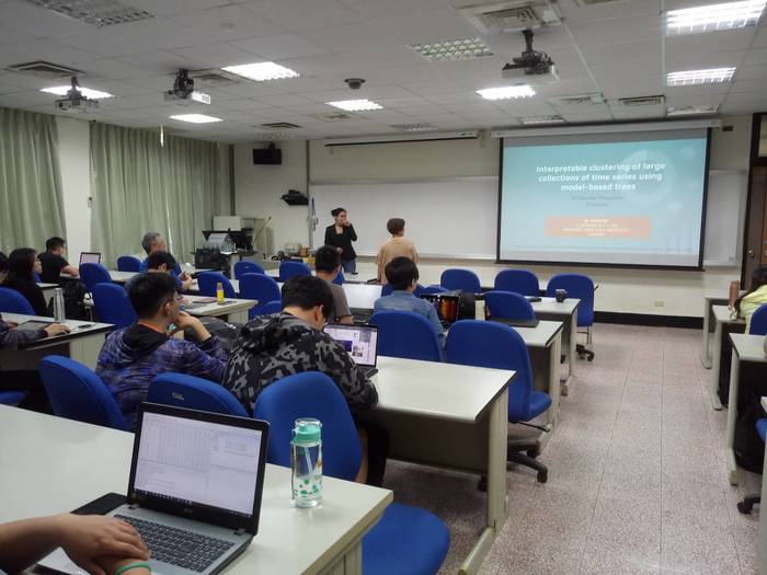 Tree-based Methods for Clustering Time Series Using Domain-Relevant Attributes 相簿圖片