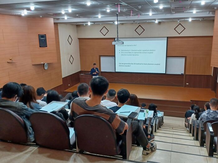 111/03/30Electron Transfer Dynamics Coupled To Surface Plasmons: Challenges When We Have Lots of Electronic Excited States相簿圖片