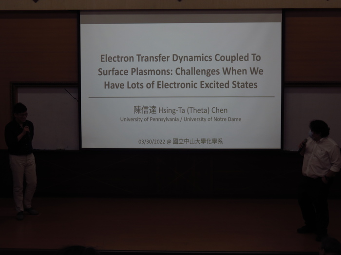 111/03/30Electron Transfer Dynamics Coupled To Surface Plasmons: Challenges When We Have Lots of Electronic Excited States相簿圖片