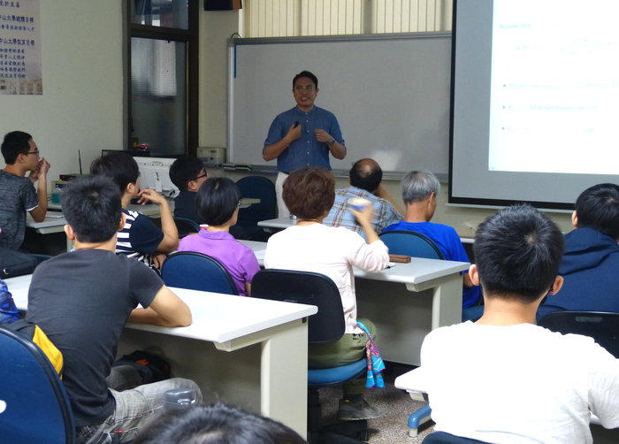Spatial Regression Model Selection When Covariates and Random Effects Are Correlated相簿圖片